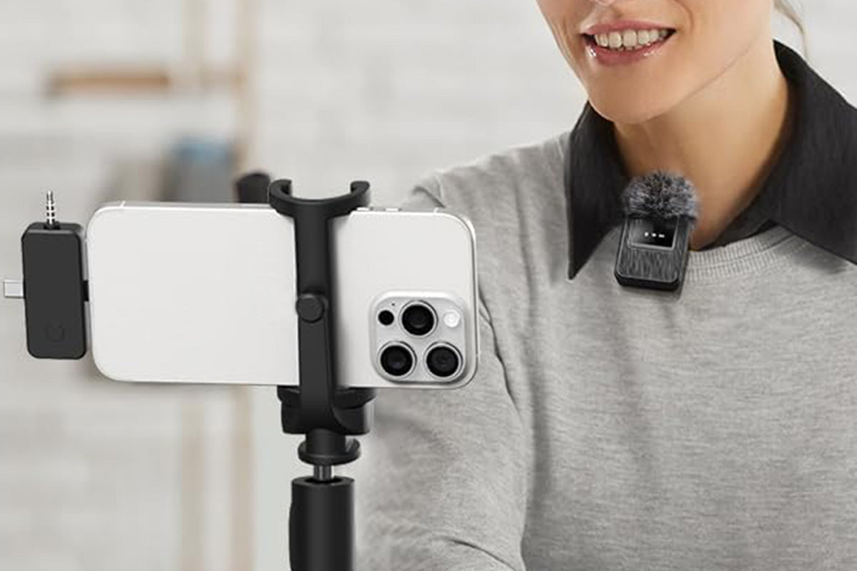 3-in-1 2.4G Wireless Lavalier Microphone Set Compatible with iPhone Android Device for Recording Live Streaming