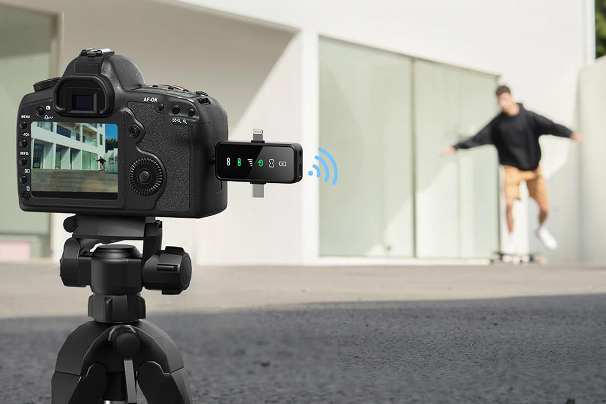 3-in-1 2.4G Wireless Lavalier Microphone Set Compatible with iPhone Android Device for Recording Live Streaming
