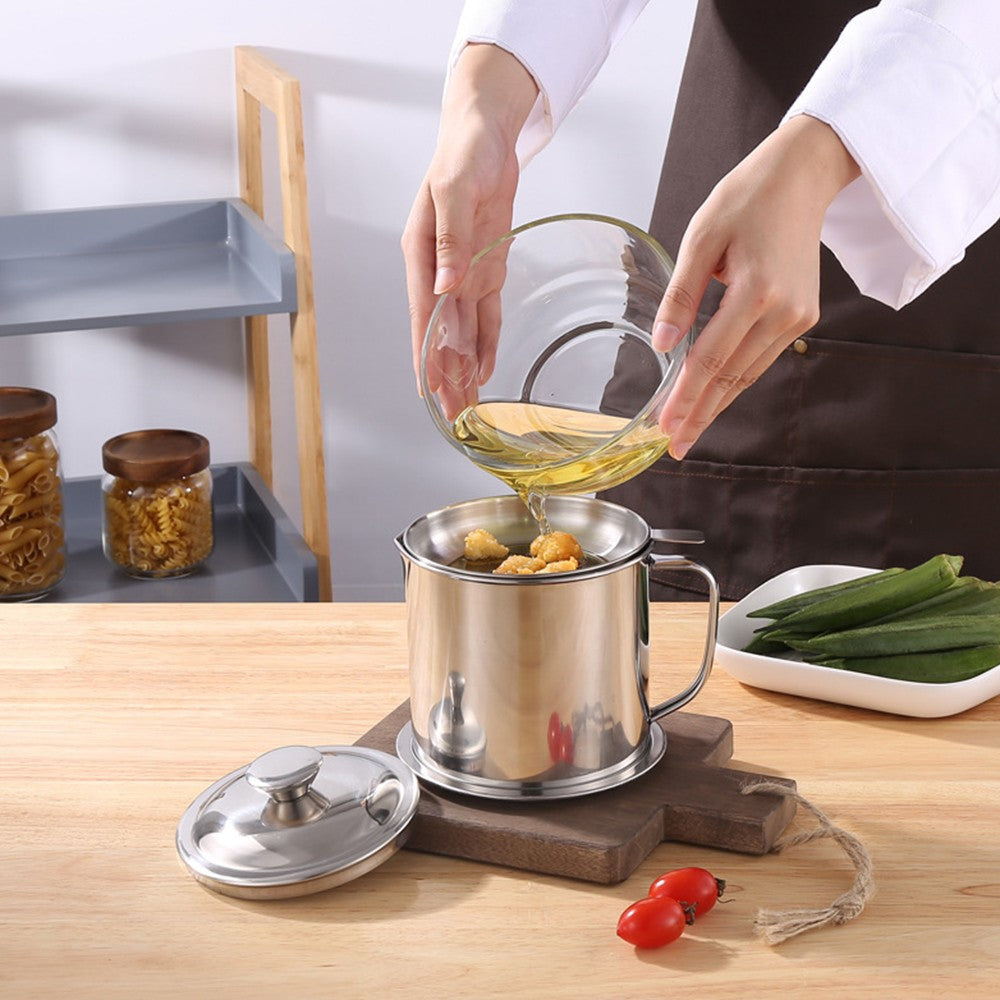 1.8L Stainless Steel Oil Filter Pot Bacon Grease Filter Can with Strainer Mesh Dust-proof Lid